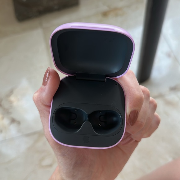 Beats Fit Pro 
Purple 
Excellent condition
Barely used, like new condition - Picture 9 of 10